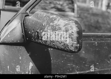 Fragment de voiture sale dans les zones rurales, close-up Banque D'Images