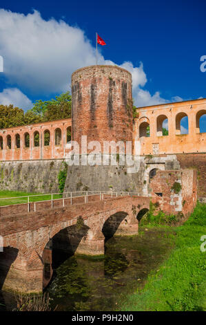 Les murs anciens Pise parc public avec pont, douves et la tour vieille ville symbole du drapeau rouge de la république médiévale Banque D'Images