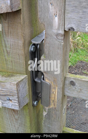 Loquet situé sur la barrière en bois sur un sentier à Norfolk, UK Banque D'Images