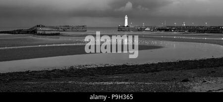 Noir et blanc de nuit temps panorama de Donaghadee lighthouse et Port, l'Irlande du Nord, à marée basse. Banque D'Images