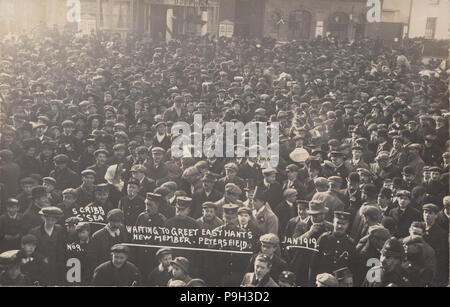 La politique Vintage photographie montrant les spectateurs en attente d'accueillir les nouveaux États East Hants à Petersfield, Hampshire en janvier 1919 Banque D'Images