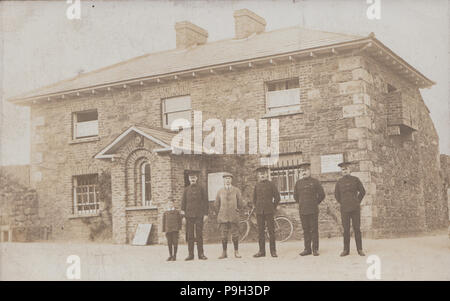 Vintage Photo d'agents de police se tenait devant un poste de police Banque D'Images