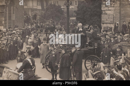 Vintage Carte postale photographique d'une cérémonie publique à Canterbury, Kent, Angleterre. Banque D'Images