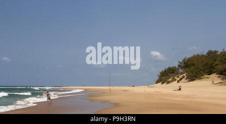 Une plage avec des pêcheurs de l'iSimangaliso St Lucia Wetlands park en Afrique du Sud. Banque D'Images