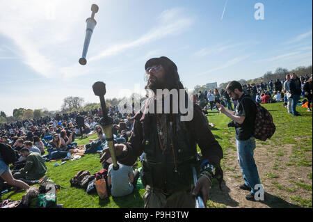 Speakers' Corner, Hyde Park, London, UK. 20 avril 2016. Des milliers de personnes assistent à l'assemblée annuelle de Cannabis 420 Rencontrez-up et de protestation à Speakers' Corner i Banque D'Images