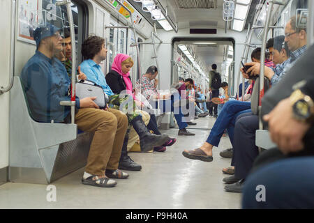 Téhéran, Iran - le 22 mai 2017 : les gens à la métro à Téhéran. Le métro est composé de 7 lignes de métro opérationnelle Banque D'Images