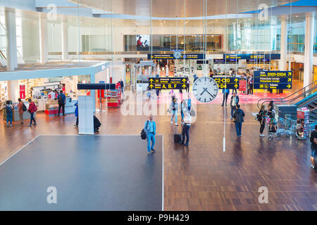 Danemark - COPENHAGUE, 13 juin 2018 : les personnes à l'hôtel de l'aéroport Kastrup de Copenhague. Kastrup est le principal aéroport international de Copenhague, Denma Banque D'Images