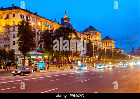 Soir Vue urbaine avec la circulation sur route de l'allumé en centre-ville de la rue Khreshchatyk, Kiev, Ukraine Banque D'Images