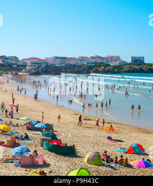 Peniche, PORTUGAL - Jul 30, 2017 : ocean beach bondée en haute saison de pointe. Le Portugal célèbre destination touristique de itâ€ s plages de l'océan. Banque D'Images