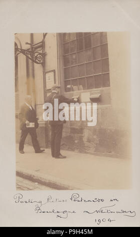 Vintage Photo d'un homme de l'affichage photo cartes postales dans Boulogne-sur-Mer, France en 1904. Banque D'Images