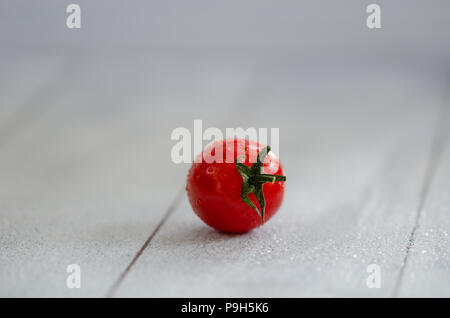 Tomate rouge frais isolé sur fond blanc Banque D'Images