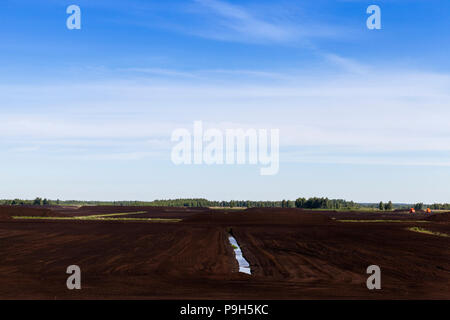 Paysage dans les carrières d'extraction de la tourbe, été photo Banque D'Images