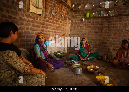 Un groupe de femmes discuter de l'agriculture biologique dans la cuisine de leur maison de ferme dans l'Inde rurale. Banque D'Images