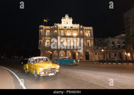 Voiture américaine classique utilisé comme taxi, connu localement comme almendrones, La Havane, Cuba. Banque D'Images