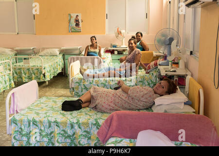Les femmes enceintes dans leur dernier tri-mester à la maternité dans la région de Nueva Gerona sur Isla de la Juventud, Cuba Banque D'Images