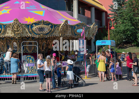 Les enfants d'attendre pour l'entrée dans l'Carousel ride au Stampede de Calgary Stampede Grounds, Midway, Calgary, Alberta, Canada Banque D'Images