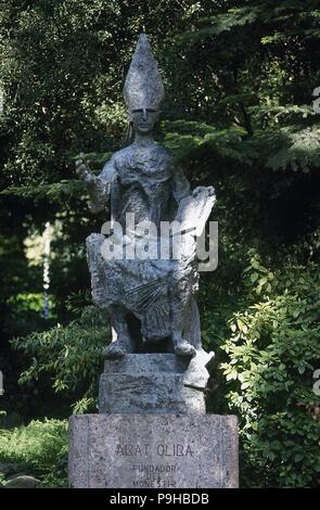 Abbé Oliba (ch. 971-1046). Comte de Berga et Ripoll et abbé du monastère de Santa Maria de Ripoll et de Saint Miquel de Cuixa. Bisphop de Vic. Statue sculptée par Manuel Cusachs (b. Mataro, 1933) en 1992. Le monastère de Montserrat. Province de Barcelone, Catalogne, Espagne. Banque D'Images