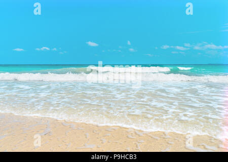 Plage de sable blanc aux eaux cristallines de l'eau dans la mer d'azur Grande baie Sperone, Corse, France. La ligne d'horizon sépare la mer bleue et turquoise Banque D'Images