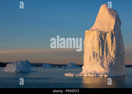 Lumière du soir sur gros iceberg dans Scoresby Sound, l'Est du Groenland Banque D'Images