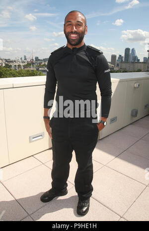 À l'embargo jeudi 19 juillet 0001 Transports britannique PC policier Leon McLeod, à New Scotland Yard, London, qui a reçu la Médaille de bravoure (Queen's) vélo pour confronter les terroristes armés pour protéger les autres à London Bridge. Banque D'Images