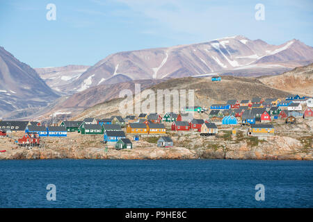 Canton de Ittoqqortoormiit colorés dans Scoresby Sound, Groenland Banque D'Images