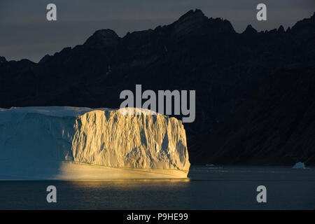 Gros iceberg dans la lumière du soir, Scoresby Sound, l'Est du Groenland Banque D'Images