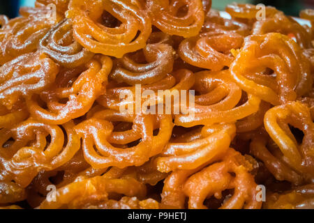 Jalebi plat sucré indiens traditionnels indiens Les sucreries. frits dans l'huile bouillante. Banque D'Images