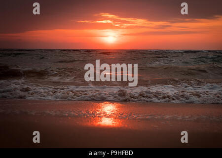 Beau coucher de soleil sur la plage de gradient de Pawleys Island, Caroline du Sud - violet, rose, orange et jaune en arrière-plan flou dégradé avec l'accent Banque D'Images