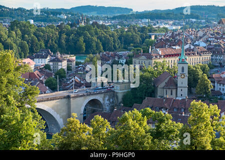 Vue sur la ville à l'église Nydeggkirche et pont Nydeggbrücke Vieille Ville Berne Suisse Banque D'Images