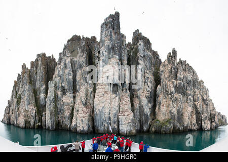 Falaises d'oiseaux Alkefjellet, Svalbard, navire d'expédition Banque D'Images