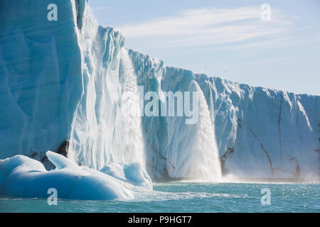 Chutes d'eau tombent dans la mer à partir de la calotte glaciaire au Svalbard Austfonna Banque D'Images
