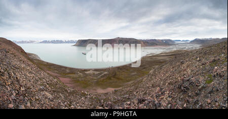Bateau de croisière à l'ancre au Svalbard wilderness Banque D'Images