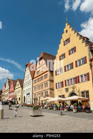 Des façades des maisons sur la place du marché (Marktplatz) à Rothenburg ob der Tauber, Allemagne Banque D'Images