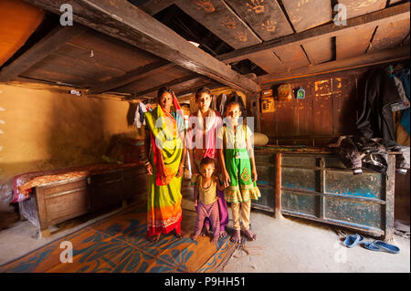 Femme indienne avec ses enfants au village de Kundal, Namdhour Vallée, Uttarakhand, Inde Banque D'Images