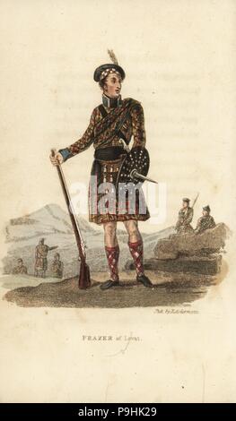 Fraser de Lovat, Highland Chieftain. En kilt et veste tartan, avec flexible, sporran, Dirk, mousqueton et targe avec spike. Coloriée à la gravure sur cuivre de William Henry Pyne est le monde en miniature : l'Angleterre, l'Écosse et l'Irlande, Ackermann, 1827. Banque D'Images