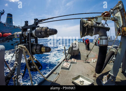 180716-N-LI768-1097 de l'OCÉAN PACIFIQUE (16 juillet 2018) - une sonde de carburant à partir de la reconstitution de la flotte oiler USNS Henry J. Kaiser (T-AO 187 approches) missiles de l'USS Dewey (DDG 105) au cours d'un ravitaillement en mer, le 16 juillet. Dewey est en cours aux États-Unis de la flotte de 3ème zone d'opérations. (U.S. Photo par marine Spécialiste de la communication de masse 2e classe Devin M. Langer/libérés) Banque D'Images