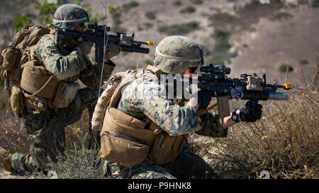 Les Marines américains avec le 1er Bataillon de reconnaissance blindé léger, 1 Division de marines (MARDIV), se préparer à un squad assault sur un objectif lors de la Peloton sur la concurrence Marine Corps Base Camp Pendleton, en Californie, le 27 juin 2018. Les unités se faisaient concurrence pour déterminer qui participera à l'escouade de la 1ère compétition d'infanterie MARDIV à la fin août 2018. (U.S. Marine Corps photo par le Cpl. Miguel A. Rosales) Banque D'Images