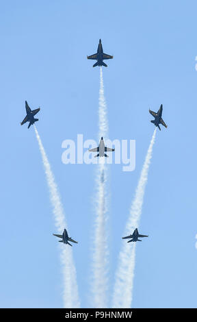 180714-N-UK306-2196 Pensacola Beach, en Floride. (14 juillet 2018) l'Escadron de démonstration en vol de la Marine américaine, les Blue Angels, effectuer la fleur de lis au cours de la manœuvre de Pensacola Beach Air Show de Pensacola Beach, Floride Les Anges bleus sont tenues de remplir plus de 60 manifestations à plus de 30 endroits à travers les États-Unis et le Canada en 2018. (U.S. Photo par marine Spécialiste de la communication de masse 2e classe Timothy Schumaker/libérés) Banque D'Images