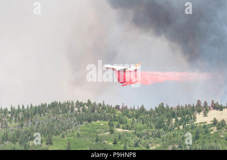 Un avion, équipé d'un système de lutte contre les incendies en vol modulaire, gouttes de lisier pour appuyer les efforts de suppression des incendies le 4 juillet 2018. (U.S. La Garde nationale de l'armée photo par le Sgt. 1re classe Marc Belo) Banque D'Images