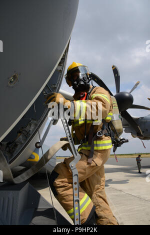 Pilote américain affecté au 424e Escadron de la base de l'air, trains au bain turc Airbus A400M' fire fighter de l'exercice, dans la base aérienne de Chièvres, Belgique, le 12 juillet 2018. (U.S. Photo de l'armée par Visual Spécialiste de l'information Pascal Demeuldre) Banque D'Images