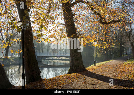 Belle vue sur le Maliesingel à Utrecht, aux Pays-Bas en automne chaud du soleil. Le Maliesingel utilisé pour être un fossé pour défendre l'innercity. Banque D'Images