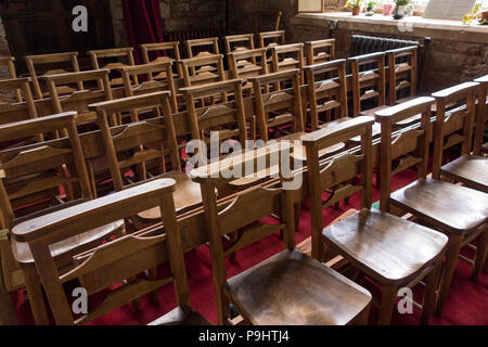 Dans les rangées de bancs d'église, Cockington, Cockington, Torquay, Devon, UK Banque D'Images