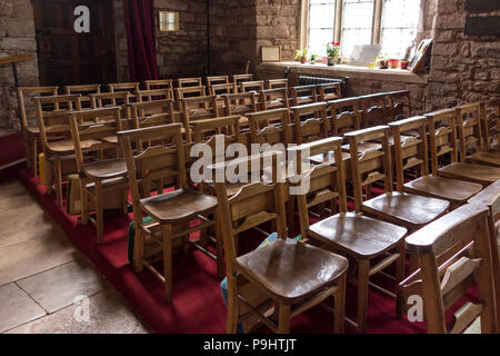 Dans les rangées de bancs d'église, Cockington, Cockington, Torquay, Devon, UK Banque D'Images