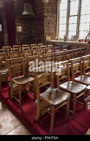 Dans les rangées de bancs d'église, Cockington, Cockington, Torquay, Devon, UK Banque D'Images