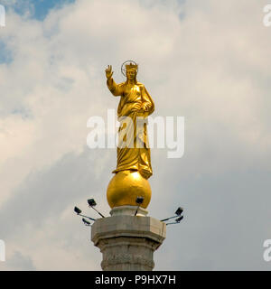 Statue de la Vierge Marie à l'entrée du port de Messina à Messine, Sicile, Italie Banque D'Images