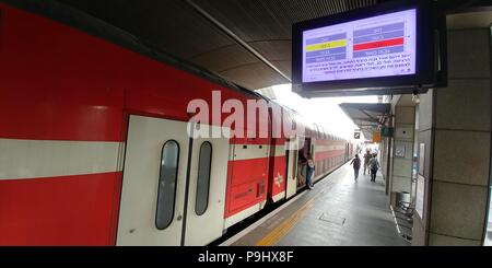 Israël, une plate-forme dans une gare. La pollution de l'air d'un avertissement est affiché sur le panneau d'affichage électronique Banque D'Images