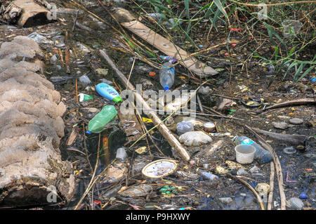 Les déchets en plastique flotte dans l'eau à Alumot Barrage. Un barrage sur la rive sud (ou inférieur) Jordan River 3 km au sud de la mer de Galilée qui, essentiellement, block Banque D'Images