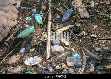 Les déchets en plastique flotte dans l'eau à Alumot Barrage. Un barrage sur la rive sud (ou inférieur) Jordan River 3 km au sud de la mer de Galilée qui, essentiellement, block Banque D'Images