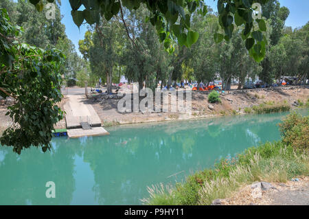 Pique-nique et de camping site sur le sud du fleuve de la Jordanie à la sortie de la mer de Galilée, Israël Banque D'Images