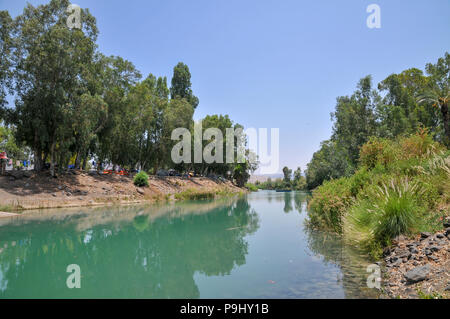 Pique-nique et de camping site sur le sud du fleuve de la Jordanie à la sortie de la mer de Galilée, Israël Banque D'Images